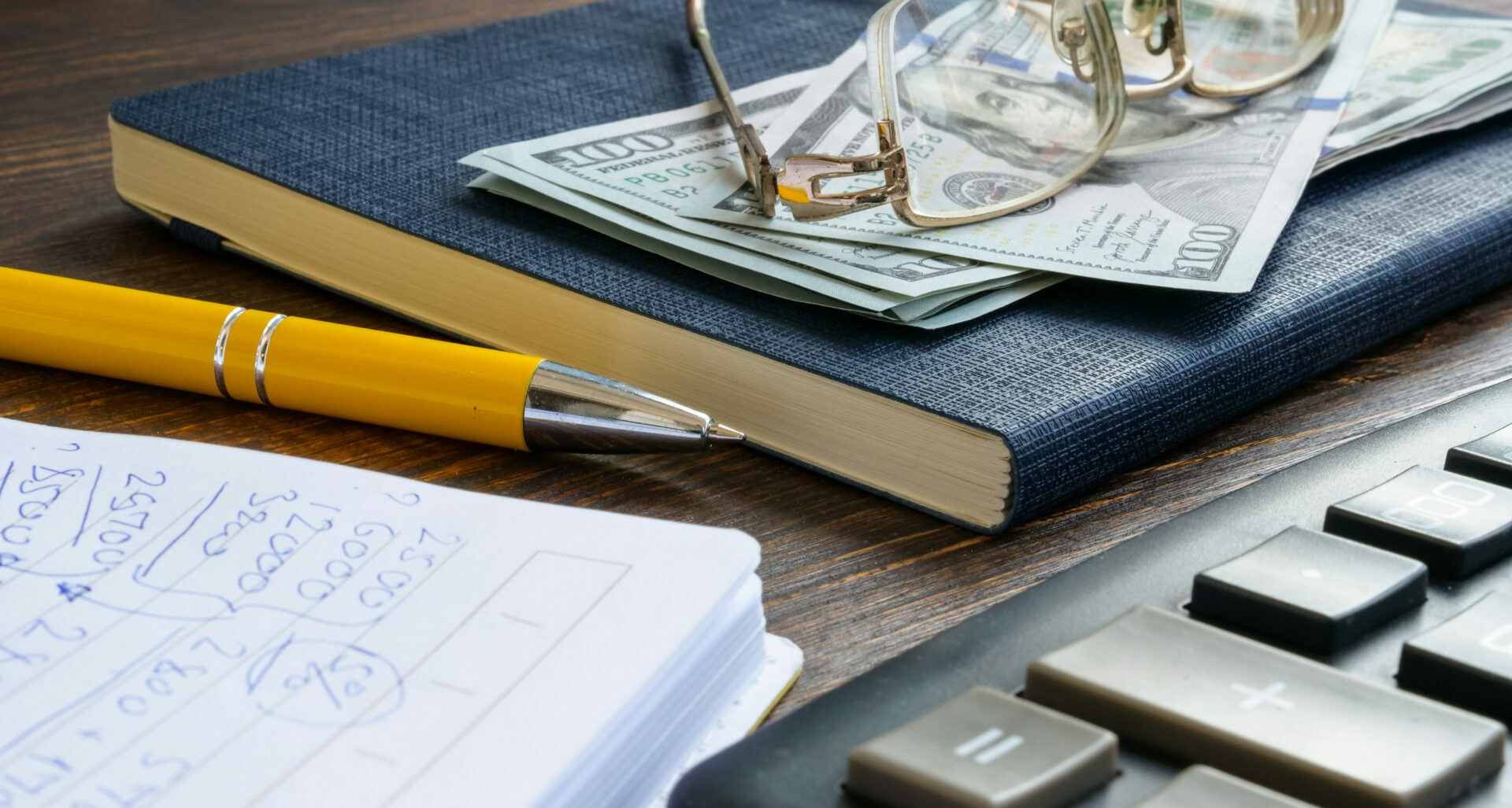 Financial,Calculations,In,The,Notepad,,Money,And,Calculator.